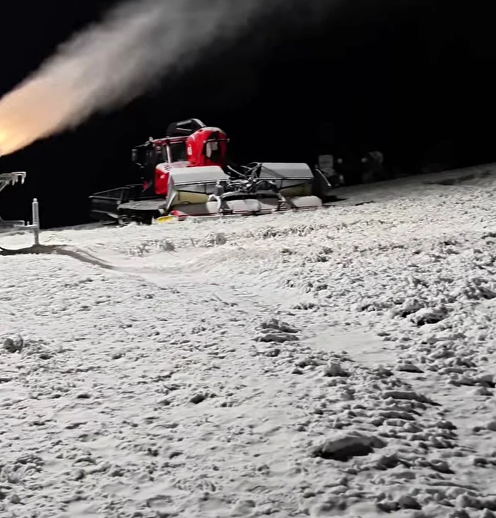 Tun care produce zăpada artificială, în Azuga Foto: FB