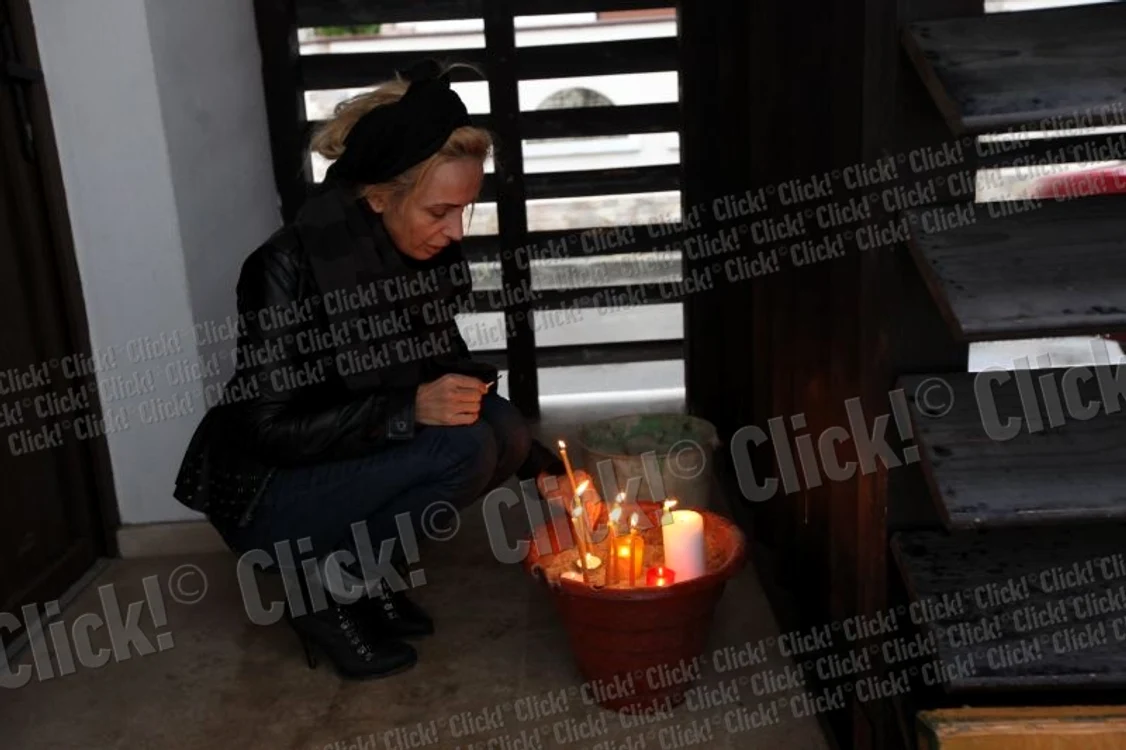 
    Daniela Gyorfi şi-a plâns mama şi a aprins o lumânare pentru sufletul ei la capela Sfântul Nectarie (Foto: Sever Gheorghe)  