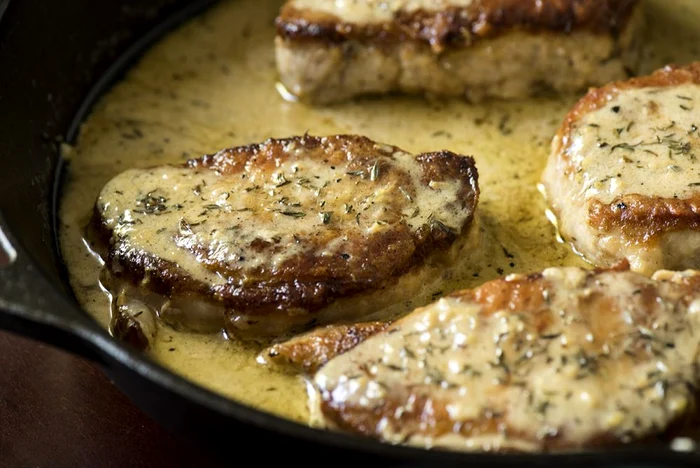 cotlete de porc în sos de lamaie si cimbru jpeg