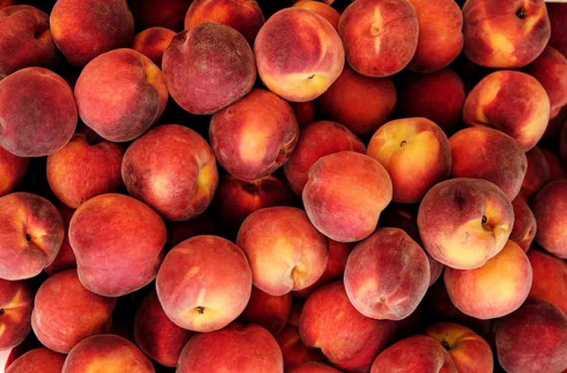 Piersicile trebuie consumate cu tot cu coajă / foto: Adobe Stock
