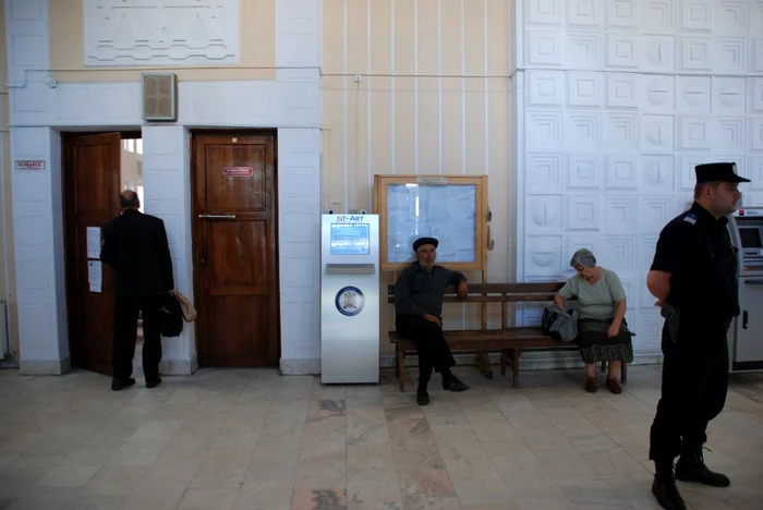 Jandarmii îl vor aduce pe suspect în faţa instanţei
