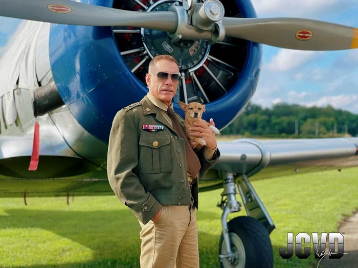 
    Jean-Claude Van Damme s-a pozat cu micuța Raya pe care a salvat-o anul trecut de la eutanasiere, în Bulgariafoto: Instagram  