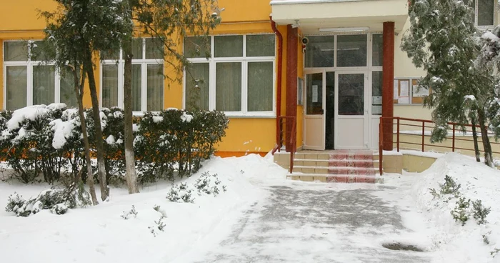 Cursurile din 40 de şcoli sunt suspendate
