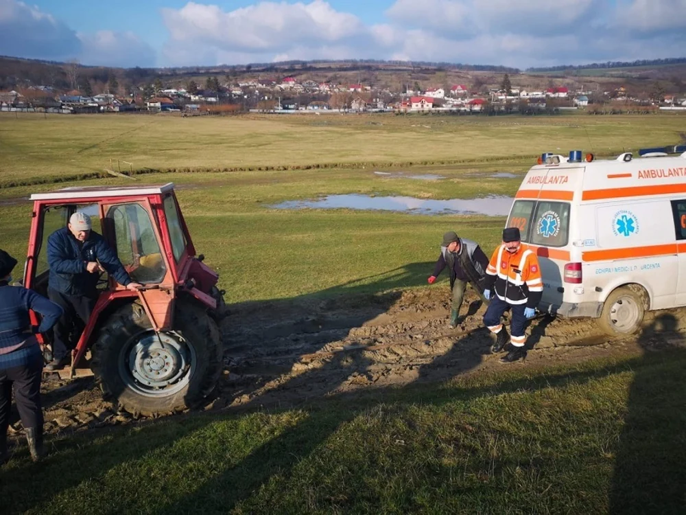 Un copil născut prematur a murit după ce ambulanța trimisă să-l salveze s-a împotmolit în noroi