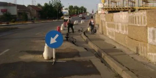 Satu Mare: Asfalt surpat de construcţia unui bloc