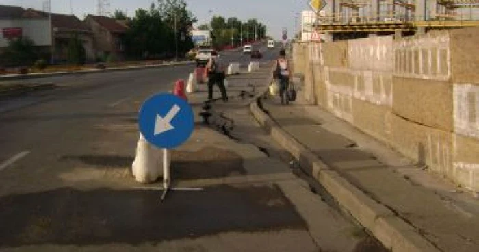 Satu Mare: Asfalt surpat de construcţia unui bloc