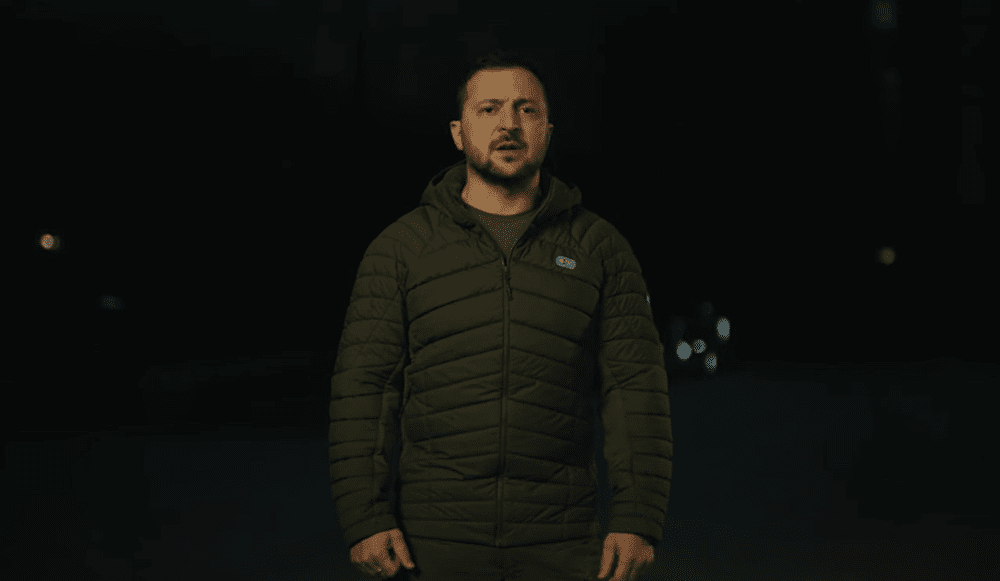 Bombardamentele ruse nu ne vor frânge, declară Zelenski, care a stat în întuneric lângă epava unei drone | VIDEO