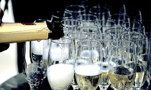 Meniul a fost bogat în  preparate gustoase,  iar şampania a curs râuri jpeg