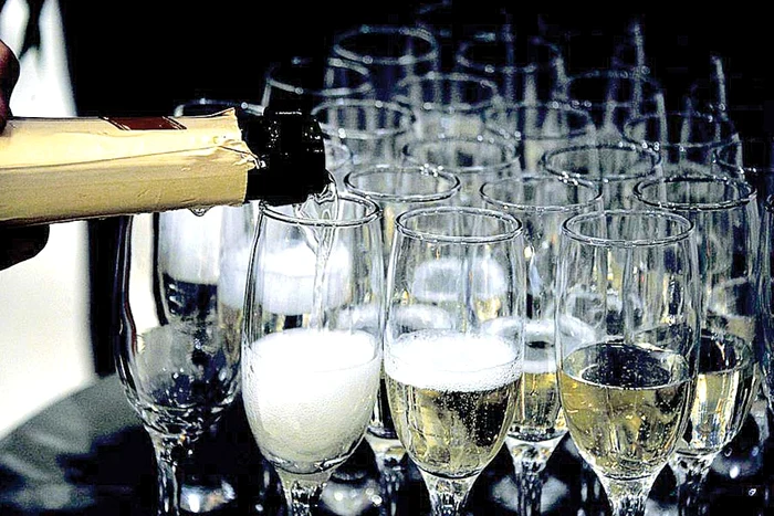 Meniul a fost bogat în preparate gustoase, iar şampania a curs râuri