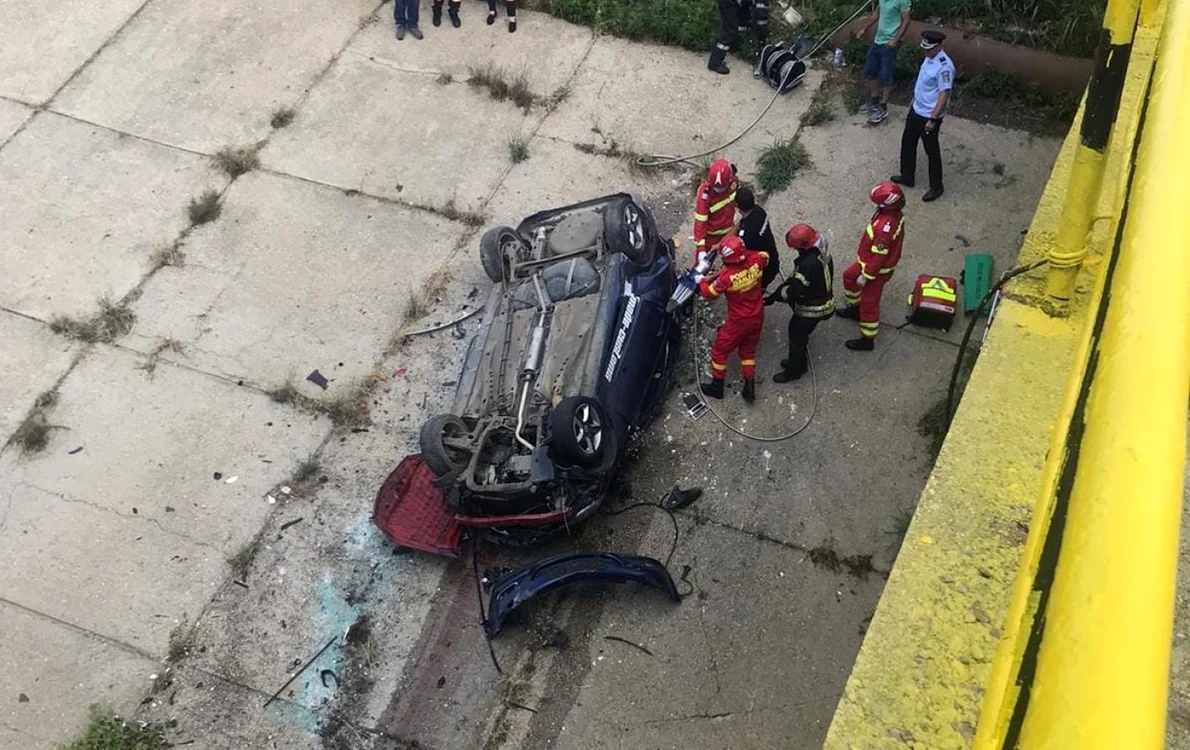Tânărul s-a răsturnat cu maşina într-un canal FOTO: martor
