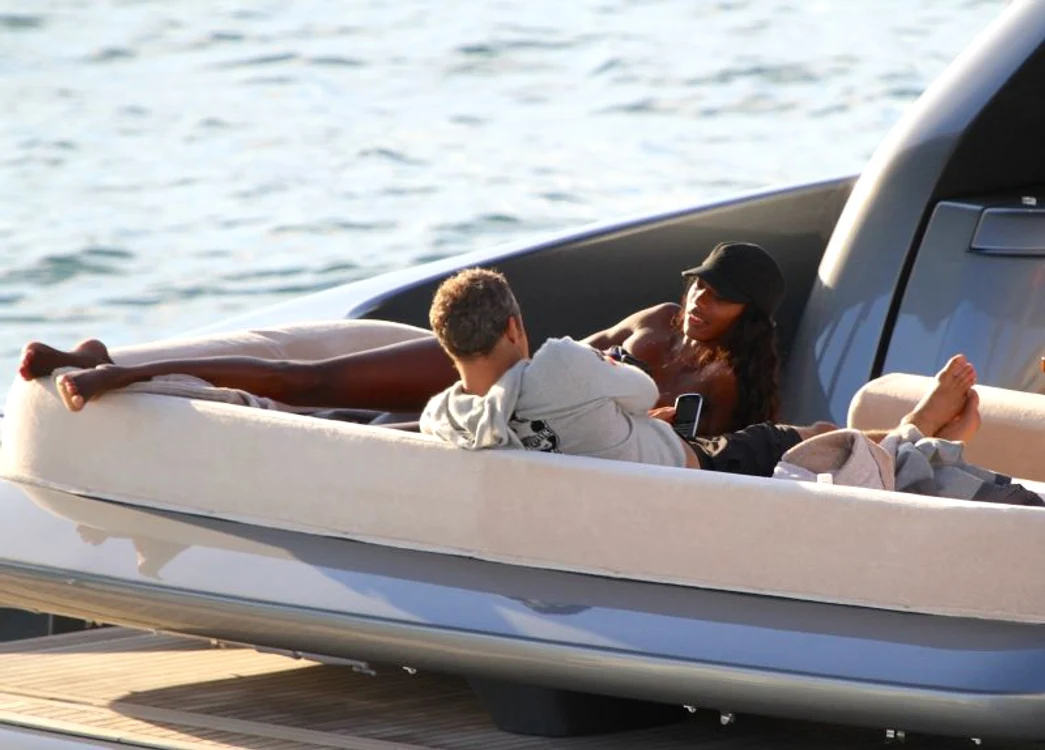 Miliardarul rus a fost văzut pe un yatch cu o femeie care seamănă cu Naomi (Splash)