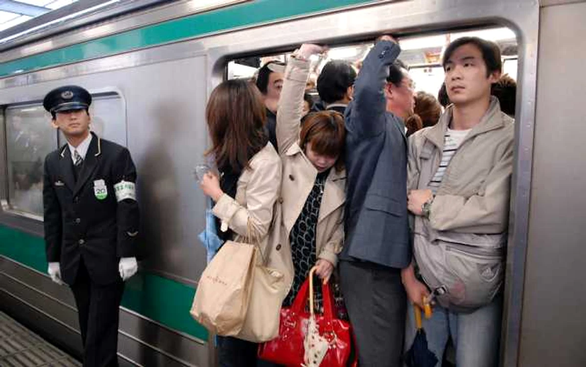 Japonezii aleg metroul sau autobuzul pentru a parcurge distanţe mari în fiecare zi, spre serviciu/FOTO tonymcnicol.photoshelter.com