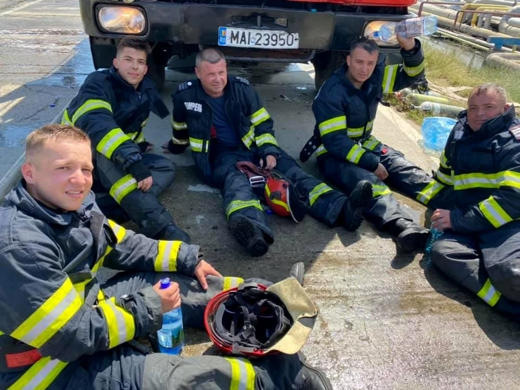 Imagini cu pompierii care au stins incendiul de la Petromidia foto isu