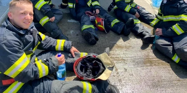 Imagini cu pompierii care au stins incendiul de la Petromidia foto isu 