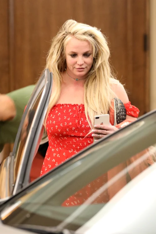 Britney Spears, la ieşire din hotelul în care s-a cazat alături de iubitul său 