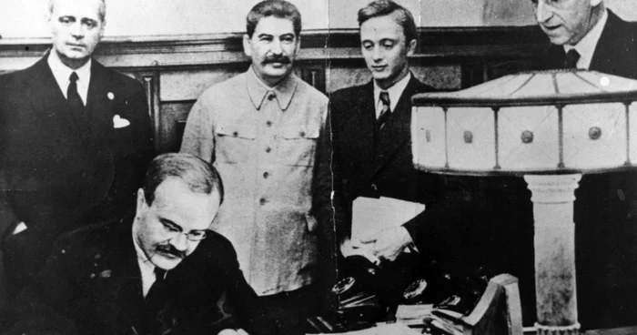 23 august 1939: Viaceslav Molotov, ministrul sovietic de Externe, semnează pactul de „neagresiune” în faţa omologului său german, Joachim von Ribbentrop (stânga) şi a liderului sovietic Iosif Visarionovici Stalin FOTO Getty Images