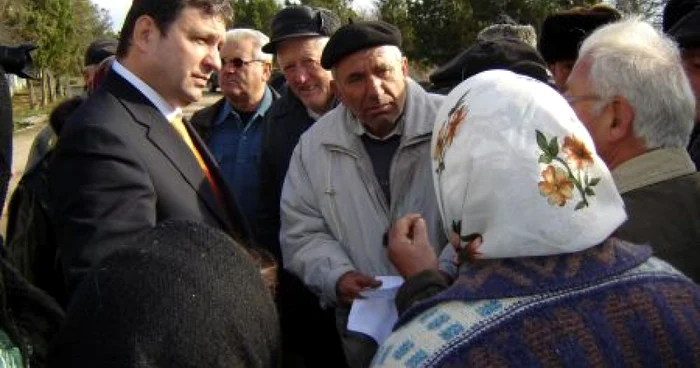 Sătenii din Vlădaia s-au plâns prefectului că nu şi-au primit subvenţiile de la APIA 