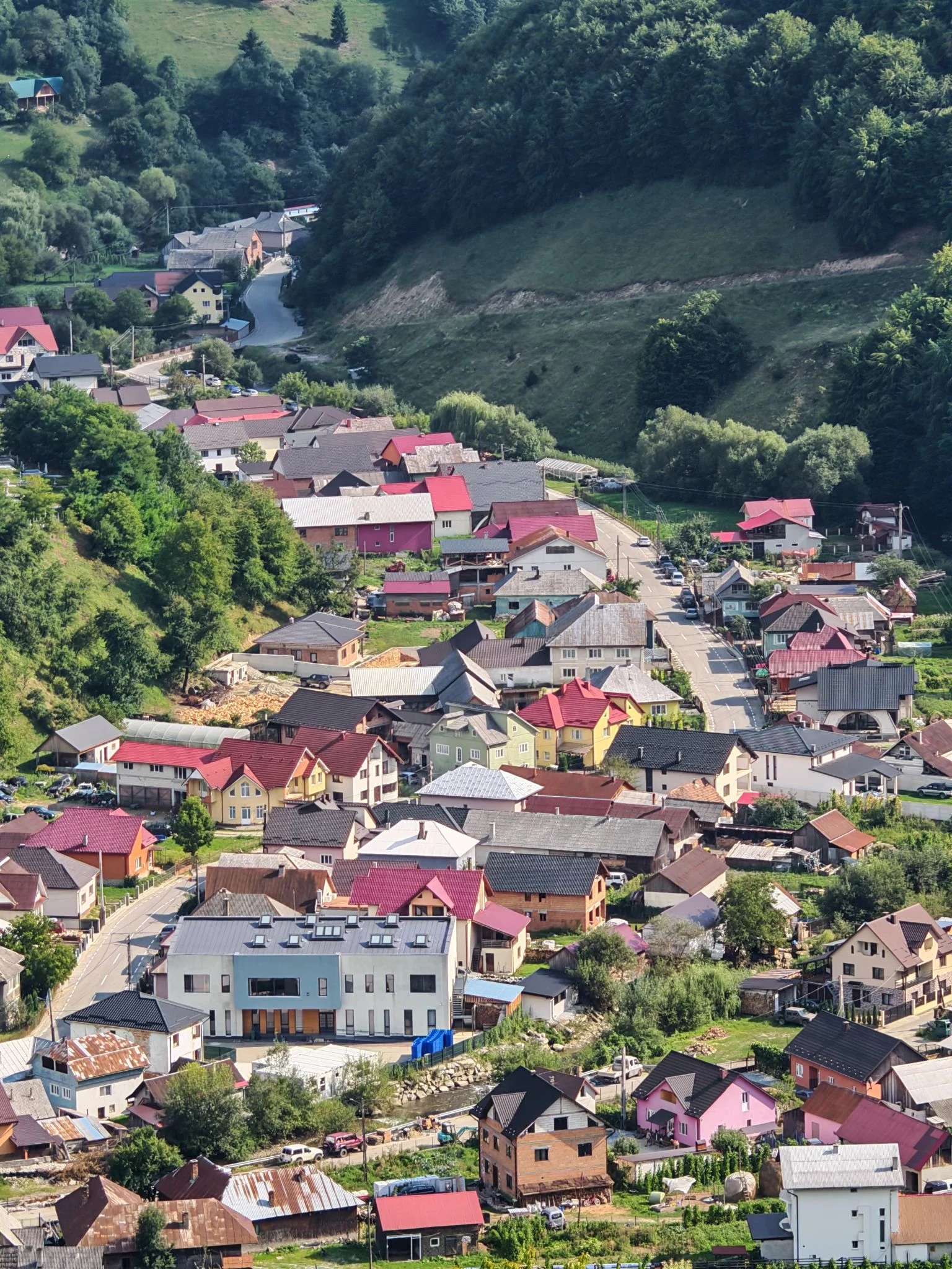 Un sat din România primește 6 milioane de euro pentru un pod pietonal suspendat la 200 de metri înălțime