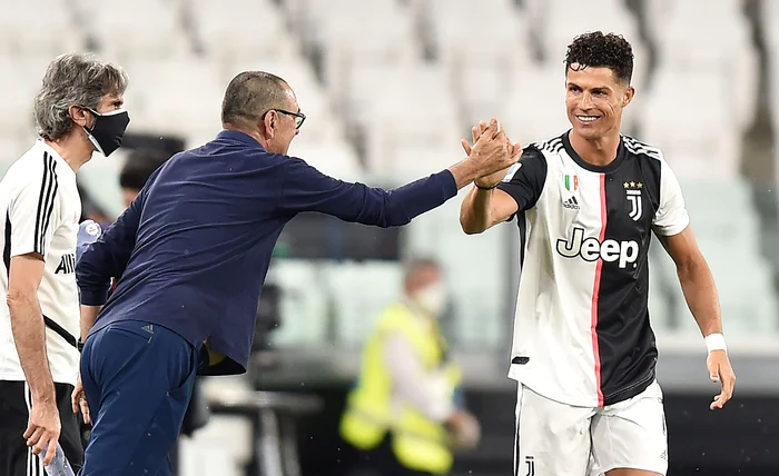 
    Antrenorul lui Juve, Maurizio Sarri, îl felicită pe Cristiano RonaldoFoto: EPA-EFE  
