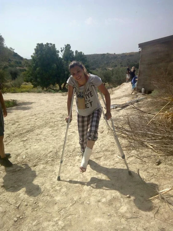 Sorana a fost nevoită să meargă cu ajutorul cârjelor