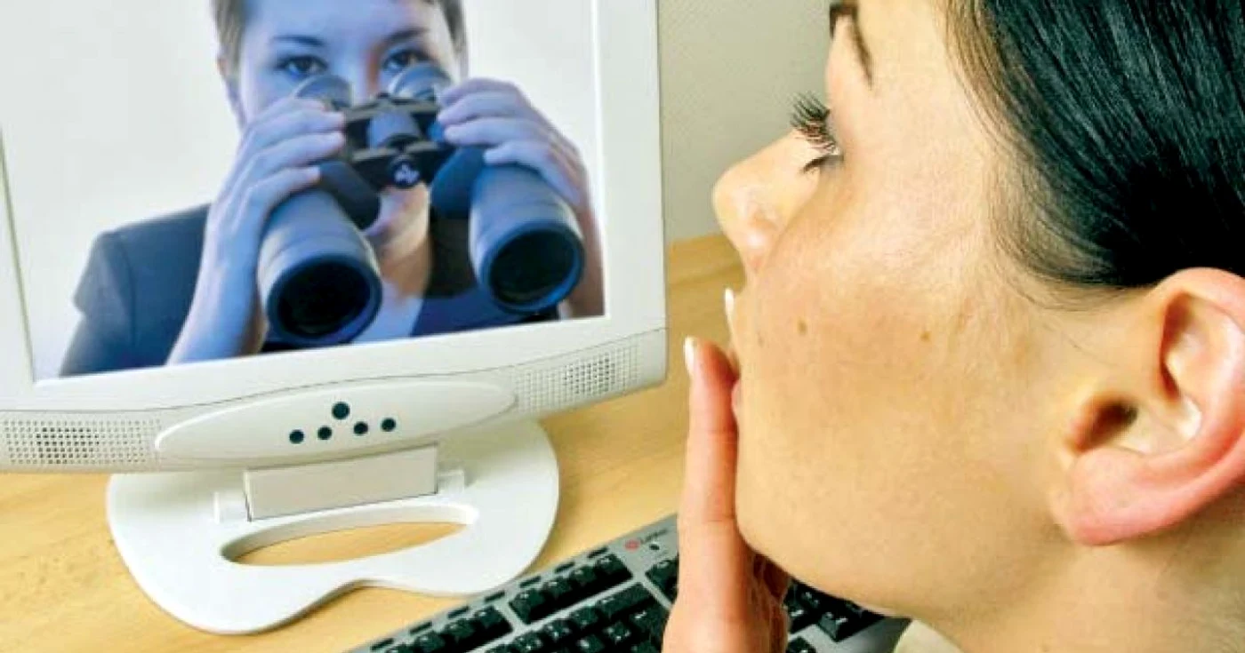 Cele mai expuse la pericolele de pe internet sunt fetele cu vârsta de aproximativ 17 ani