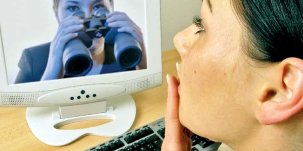 Cele mai expuse la pericolele de pe internet sunt fetele cu vârsta de aproximativ 17 ani