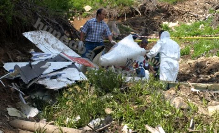 Cadavrul pilotului a fost recuperat cu greu. Foto: Daniel Guţă