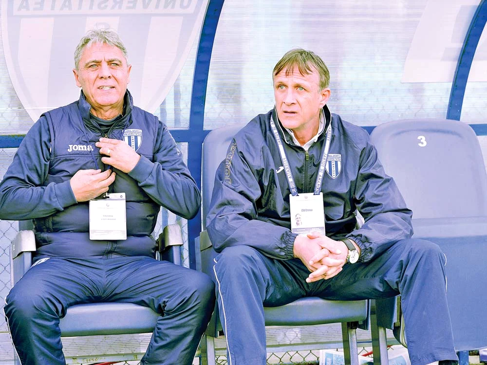 
    Săndoi şi Cîrţu  nu au zile uşoare  la CraiovaFoto: sportpictures.eu  