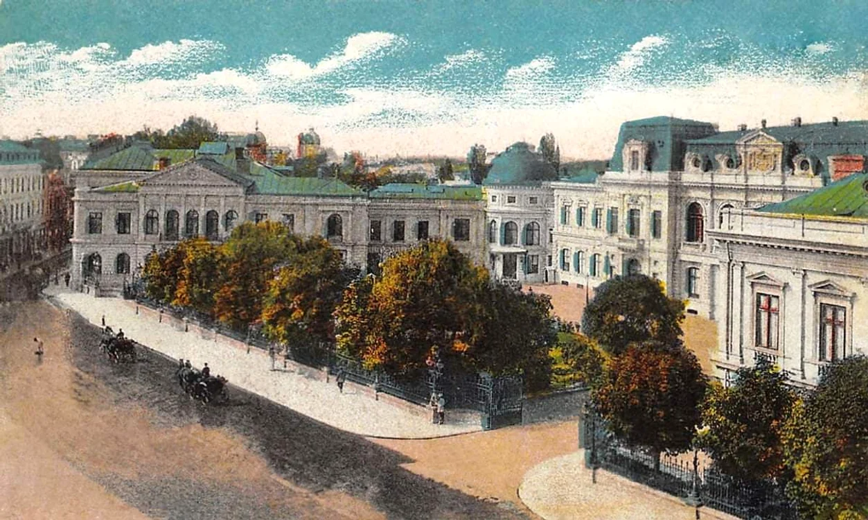 
    Palatul Regal, așa cum arăta prin anul 1900, fusese inaugurat de Carol I în 1885 și păstra pe latura din stânga vechea Casă Golescu, prima reședință a regelui la sosirea în RomâniaFoto: wikipedia.ro  