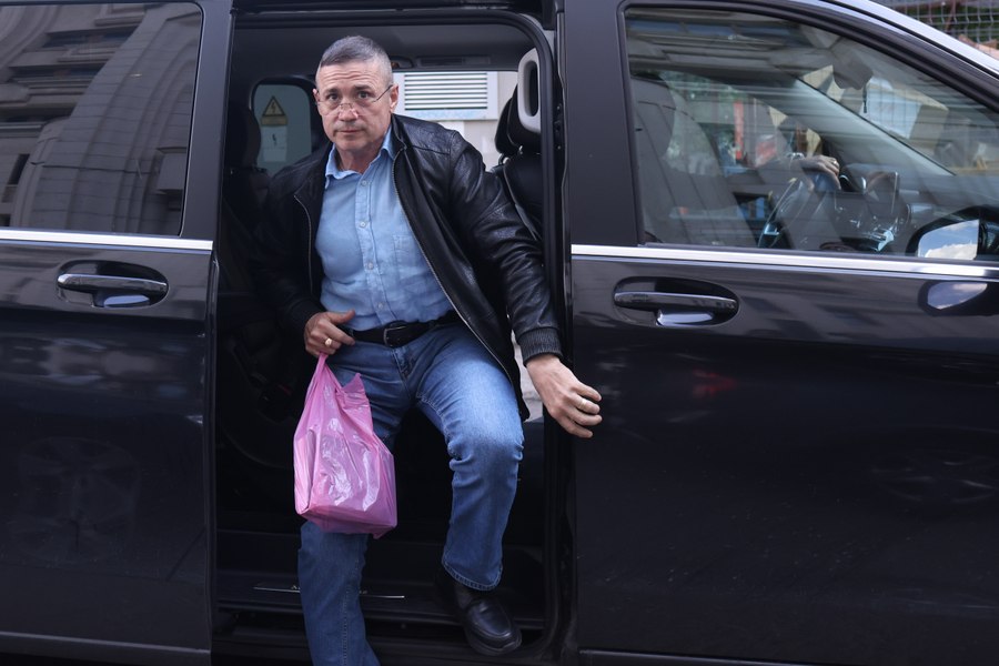 CSM a avizat reținerea procurorilor Gigi Valentin Ștefan și Teodor Niță din Constanța. În biroul lui Ștefan au fost găsiți 100.000 de euro. Ambii magistraţi sunt audiaţi la Parchetul General