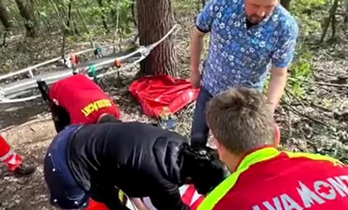 Un băiat, salvat de echipajele de intervenție, după ce a suferit un accident pe un traseu montan.