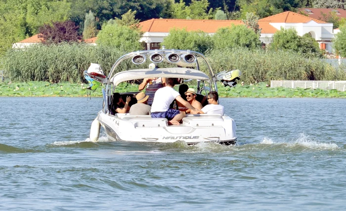 
    Înconjurat de prieteni, «matinalul» de la Antena 1 a băut,  a sudat ţigările şi s-a plimbat cu barca pe Lacul Snagov.  Nici Diana Simion, nici Lidia Buble nu au apărut în peisaj  