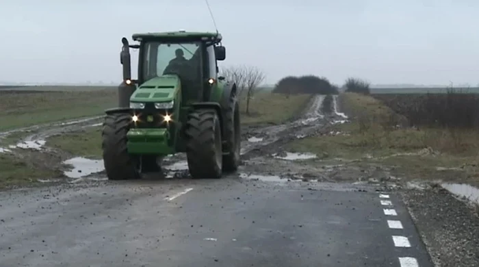 Bărbatul era întins pe pământ când un autovehicul a trecut peste el. FOTO: Digi24
