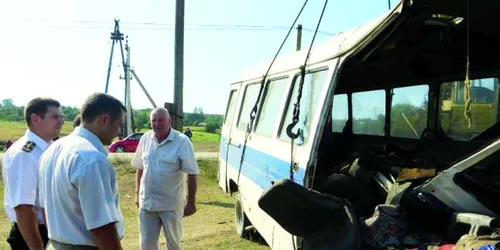 Valentin percic, administratorul rutei Ungheni-Morenii Noi, lângă „autobuzul morţii“