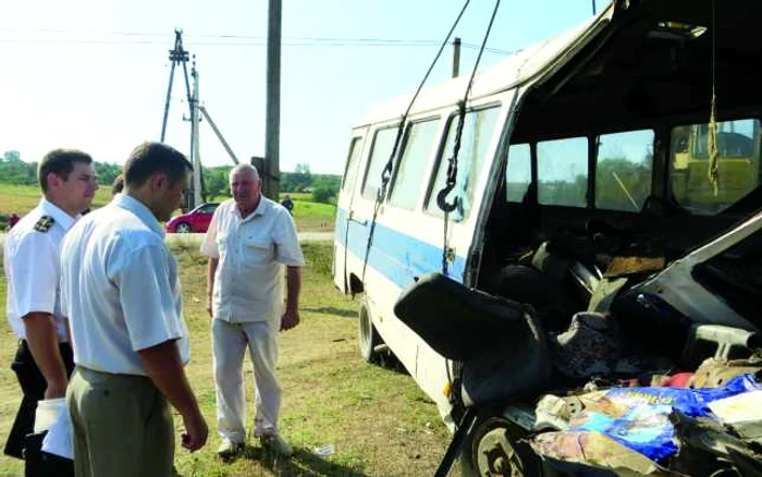 Valentin percic, administratorul rutei Ungheni-Morenii Noi, lângă „autobuzul morţii“