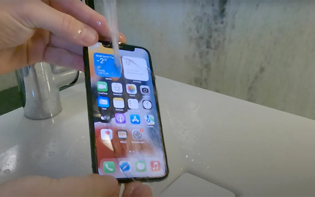 iPhone cu USB-C rezistent la apă .Captură Gernot Jöbstl / YouTube