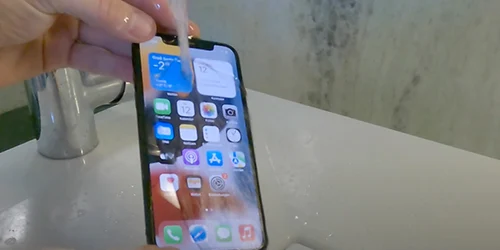 IPhone cu USB-C rezistent la apă Captură Gernot Jobstl / YouTube