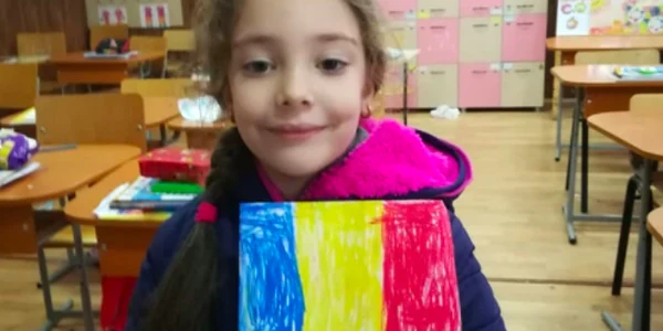 Fetiţă cu tricolor din Videle Teleorman Sursa Facebook Născut în Videle