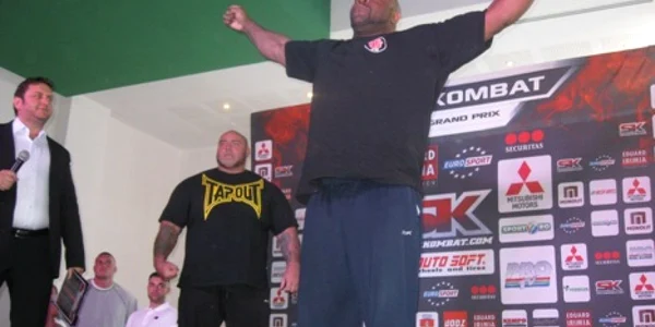 „Bestia” Bob Sapp și-a arătat mușchii în fața lui Sandu Lungu înaintea meciului direct