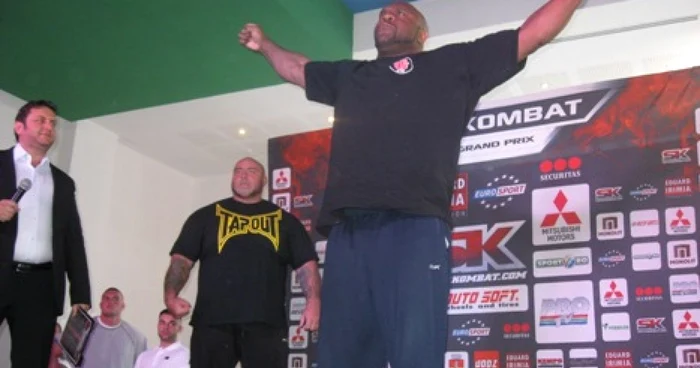 „Bestia” Bob Sapp și-a arătat mușchii în fața lui Sandu Lungu înaintea meciului direct