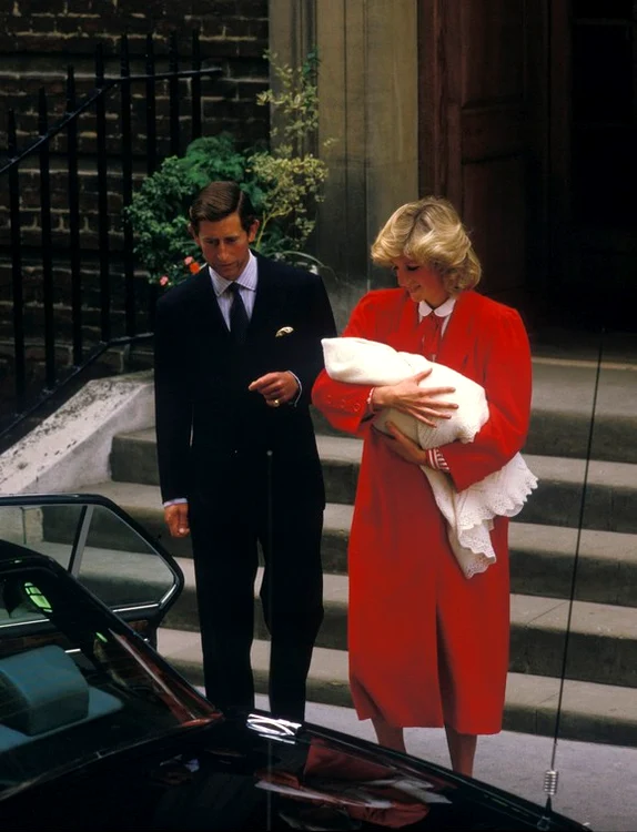 Prințesa Diana, la ieșire din maternitate, după nașterea prințului Harry 