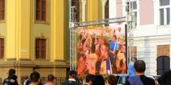 Sute de suporteri s-au bucurat în Piaţa Unirii