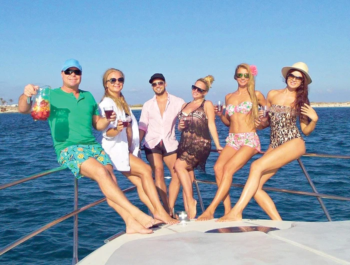 Anda Adam şi Sorin  Andrei se află acum  la Ibiza, la naşul  Nicu Gheară
