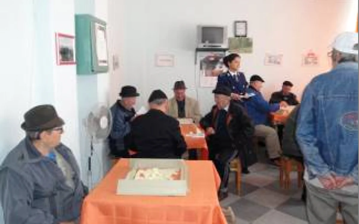Bătrânii au fost sfătuiţi de către poliţişti în cazul unor furturi