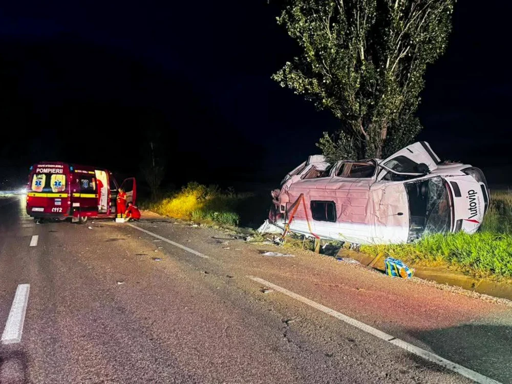 Microbuzul implicat în accident/FOTO: ISU Bacău