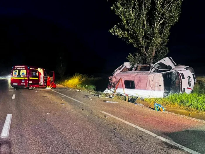 Microbuzul implicat în accident/FOTO: ISU Bacău