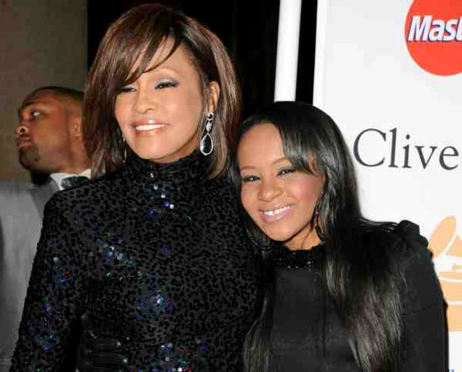 
    Mătușa lui Bobbi Kristina a publicat un mesaj pe Facebook, în care susține că Pat Houston încearcă să o omoare pe nepoata ei pentru a pune mâna pe averefoto:AP  