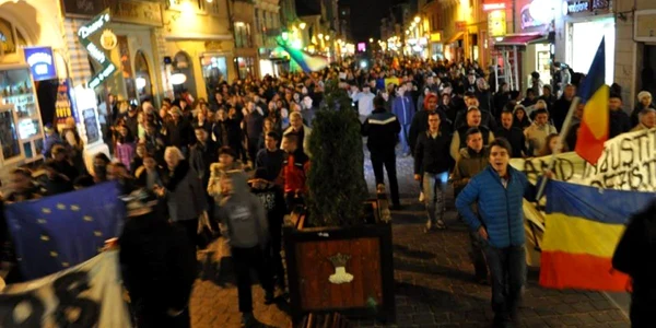 Braşovenii au ieşit din nou în stradă vineri seara. FOTORăzvan Boacă. 