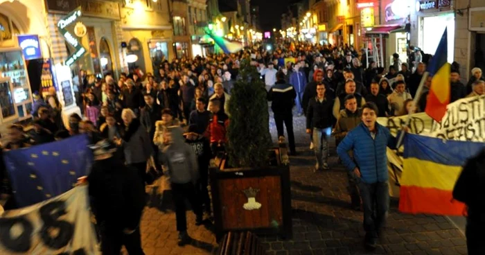 Braşovenii au ieşit din nou în stradă vineri seara. FOTORăzvan Boacă.