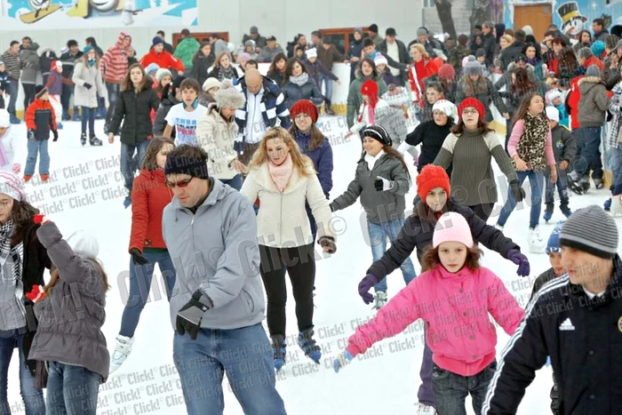 
    Pe gheaţa din Parcul Drumul Taberei s-au distrat ieri  sute de bucureşteni (Fotografii: Sever Gheorghe)  